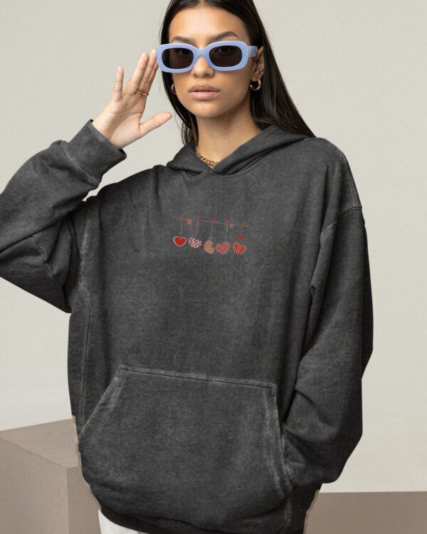 Bluza oversize z kapturem <br>Haftowane Serca <br>Efekt sprania